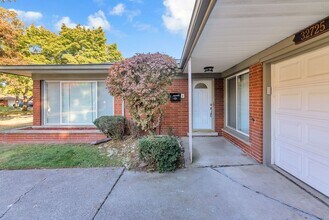 32725 Barkley St in Livonia, MI - Foto de edificio - Building Photo