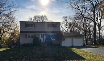 7 Oldfield Dr in New City, NY - Building Photo