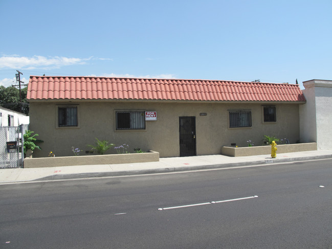 6841 Somerset Blvd in Paramount, CA - Building Photo - Building Photo