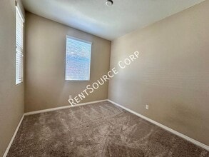 28390 Esplanada Dr in Santa Clarita, CA - Building Photo - Building Photo