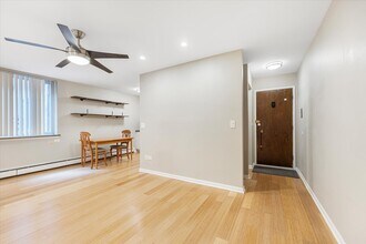 2629 N Hampden Ct, Unit 210 in Chicago, IL - Building Photo - Building Photo