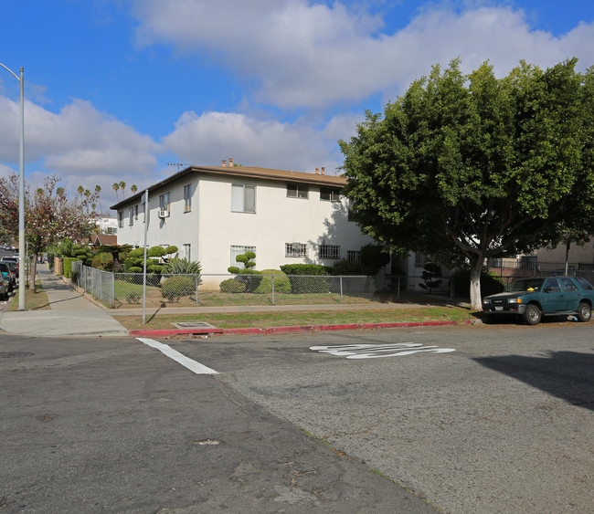 2985 San Marino St in Los Angeles, CA - Building Photo - Building Photo