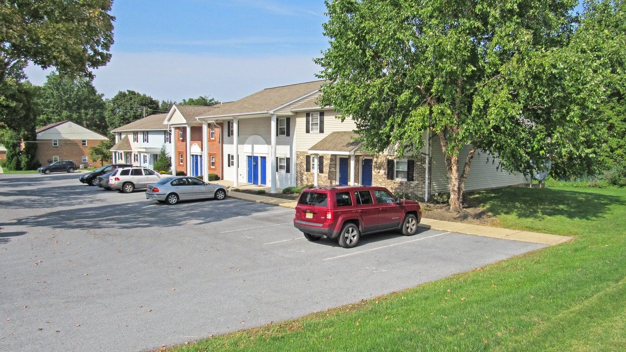 Fulton Manor in Akron, PA - Building Photo