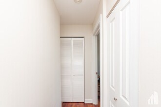 3900 N Pine Grove Ave, Unit 802 in Chicago, IL - Building Photo - Building Photo