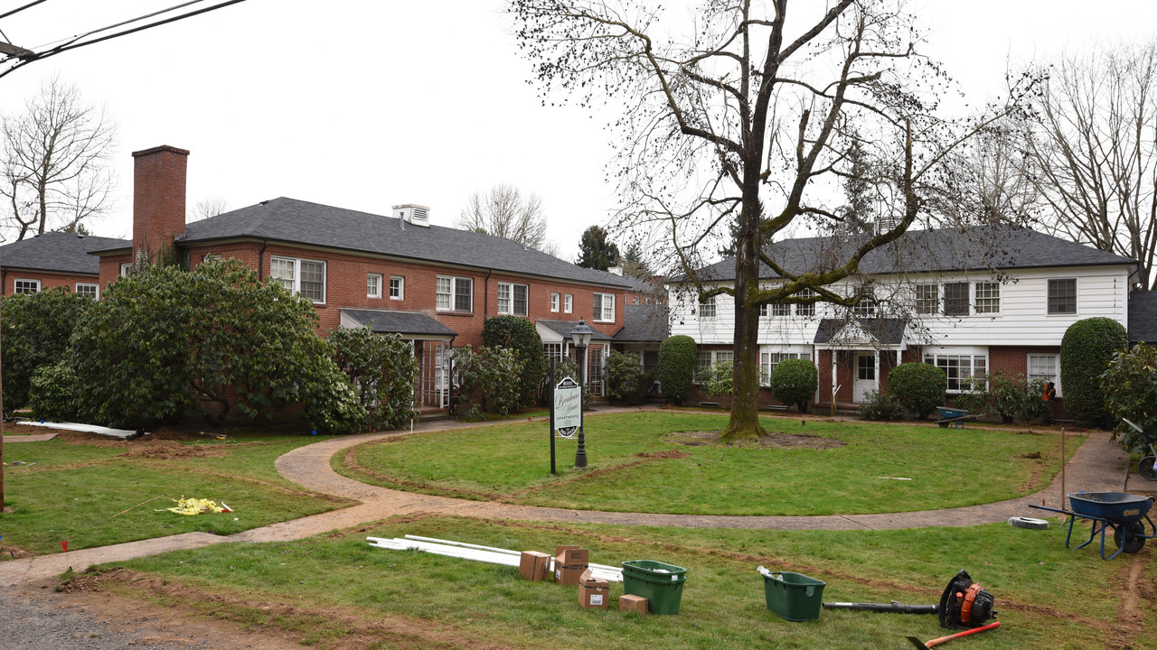 Broadmoor Manor Apartments in Portland, OR - Building Photo