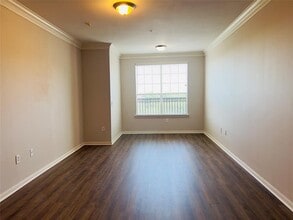 7575 Kirby Dr in Houston, TX - Building Photo - Building Photo