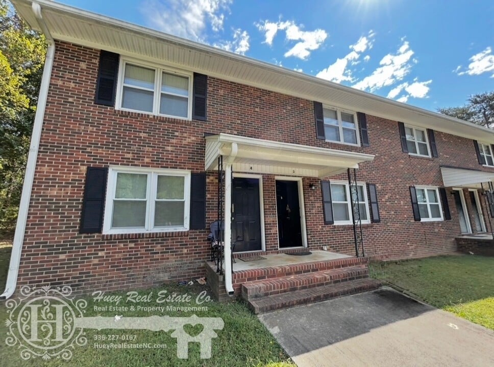 296 7th St, Unit Apt 3 in Yanceyville, NC - Foto de edificio