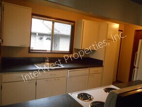 6428-6428 Northeast Pacific Street in Portland, OR - Building Photo - Building Photo