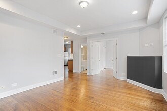 2015 W Jarvis Ave in Chicago, IL - Building Photo - Building Photo