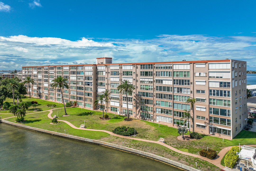 Shore Crest in South Pasadena, FL - Building Photo