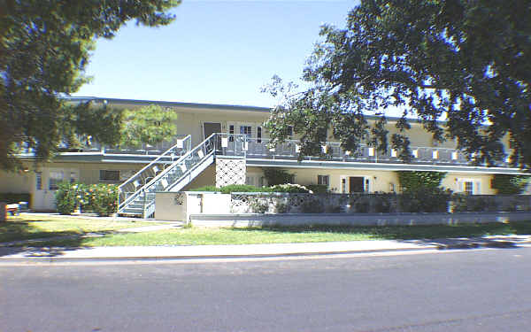 Elizabeth's Plaza Apartments in Mesa, AZ - Building Photo