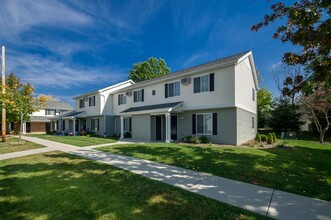 Carrollton Crest Apartments in Carrollton, OH - Building Photo - Building Photo