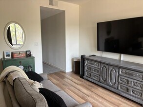 310 Tahiti Way, Unit 204 in Marina Del Rey, CA - Foto de edificio - Building Photo