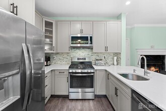 54 Magellan Way in Franklin Township, NJ - Building Photo - Building Photo