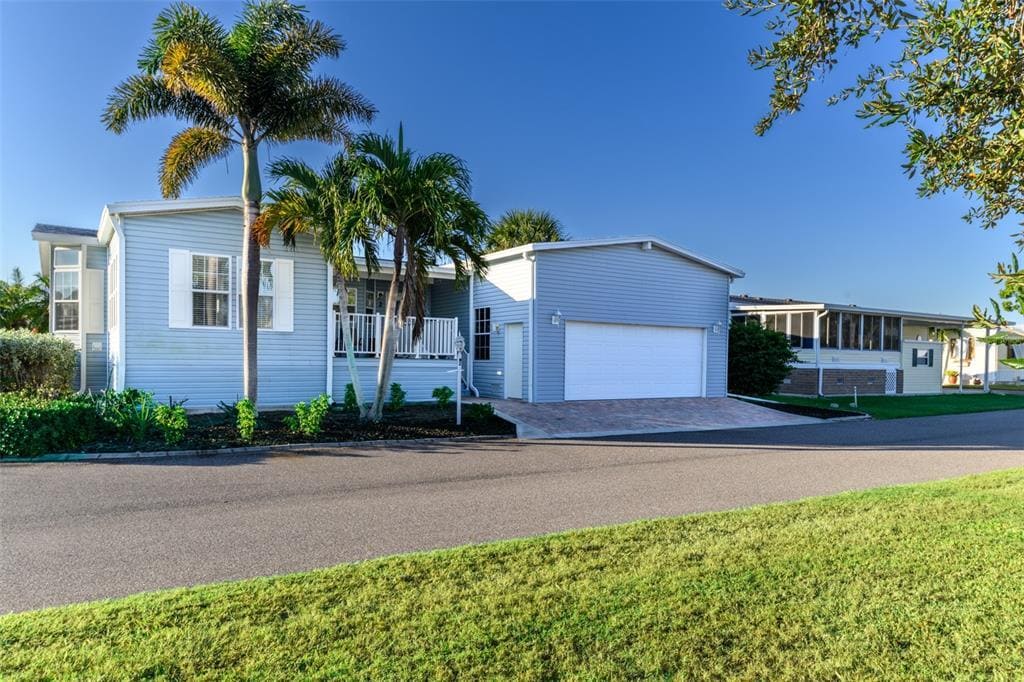 2 Emden Cir in Punta Gorda, FL - Building Photo