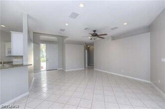 11286 Lakeland Cir in Ft. Myers, FL - Foto de edificio - Building Photo