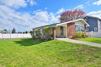 10 Pickwick Dr S in Hicksville, NY - Building Photo - Building Photo