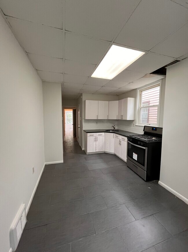 346 Armstrong Ave, Unit 2 in Jersey City, NJ - Building Photo - Building Photo