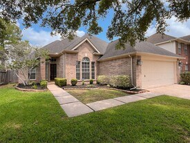 3715 Crescent Dr in Pearland, TX - Building Photo