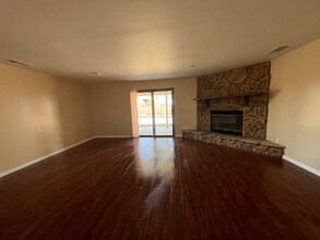 8560 Oakwood Ave in Hesperia, CA - Building Photo - Building Photo