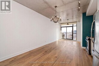 2 Gladstone Ave in Toronto, ON - Building Photo - Building Photo