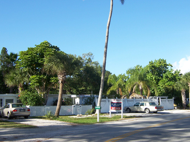 Beach Haven Apartments in Englewood, FL - Building Photo - Building Photo