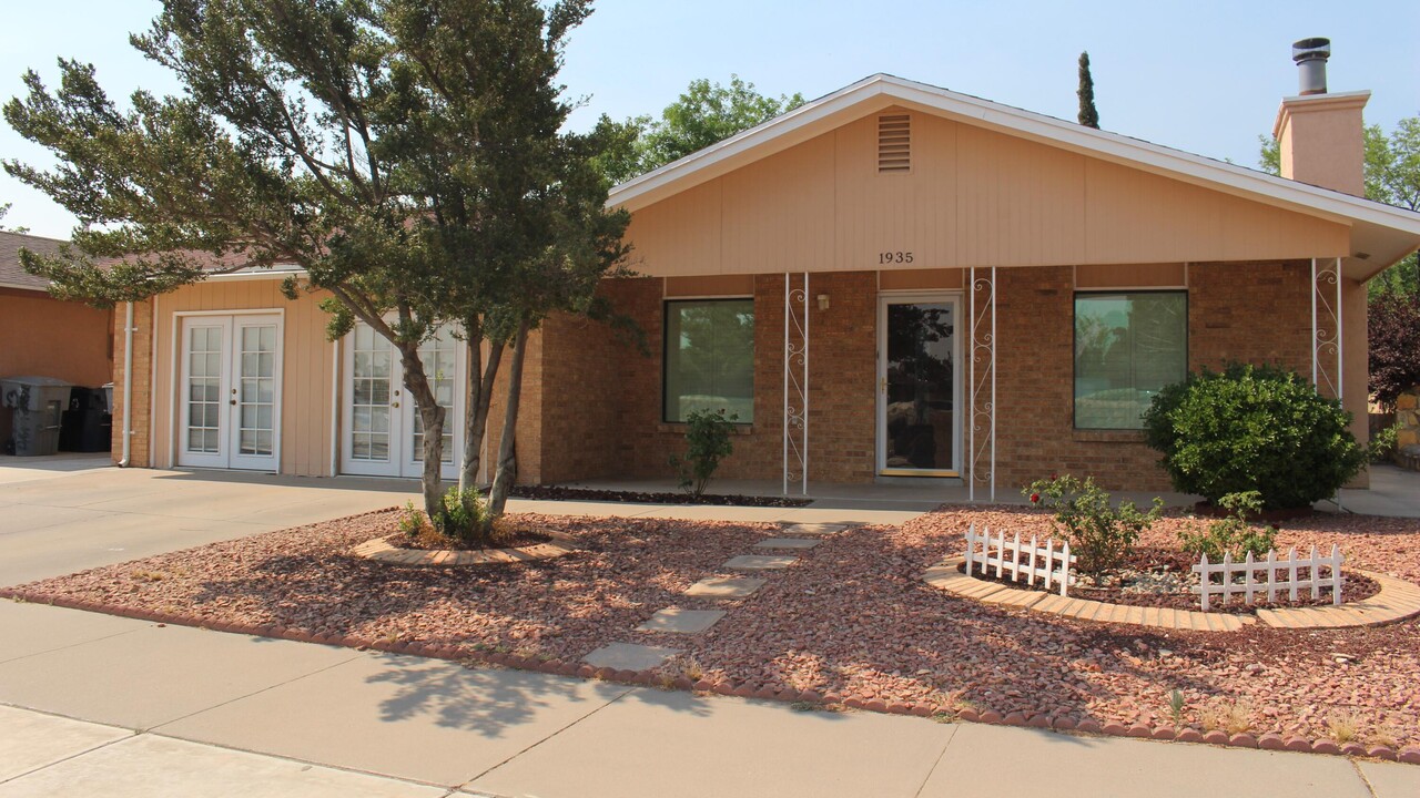 1935 Dana Bree Dr in El Paso, TX - Building Photo