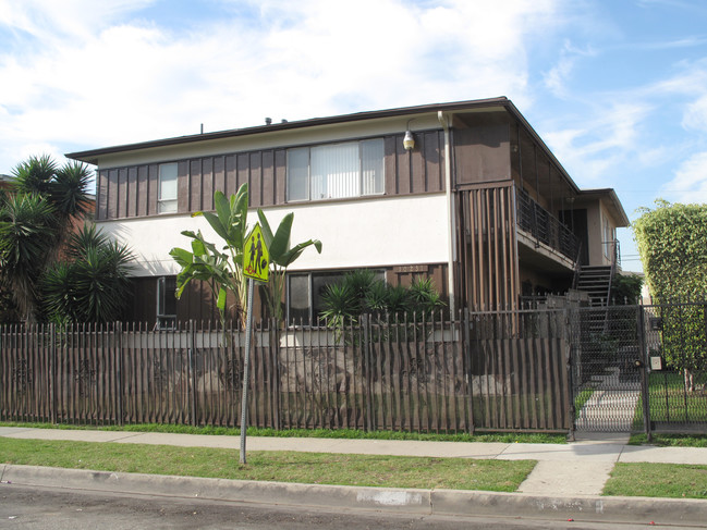 10231 S 10th Ave in Inglewood, CA - Building Photo - Building Photo