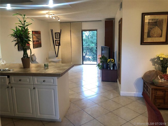 5825 W 25th Ct-Unit -303 in Hialeah, FL - Building Photo - Building Photo