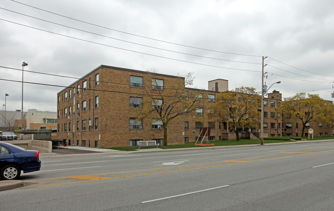 Armour Heights Manor in Toronto, ON - Building Photo