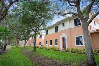 2412 Venetian Way in Boynton Beach, FL - Building Photo - Building Photo