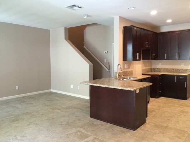 1126 Latigo Cv, Unit 2 in Chula Vista, CA - Foto de edificio - Building Photo