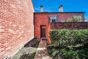 7447 Cambridge St in Houston, TX - Building Photo