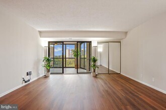 5904 Mt Eagle Dr in Alexandria, VA - Building Photo - Building Photo
