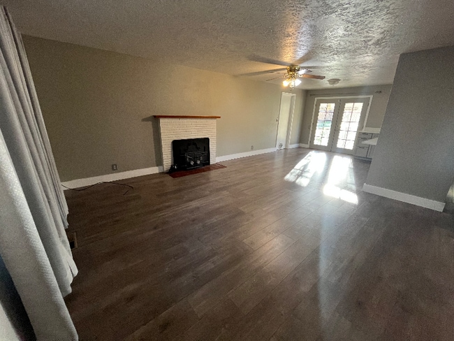 1012 Whitman Ct in The Dalles, OR - Foto de edificio - Building Photo