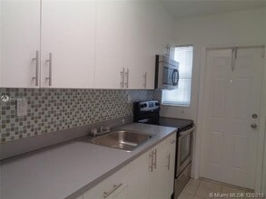 1451 NE 170th St, Unit 104A in North Miami Beach, FL - Building Photo - Building Photo