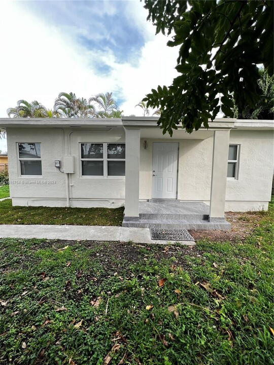 2103 SW 60th Ave, Unit rear in Miami, FL - Building Photo