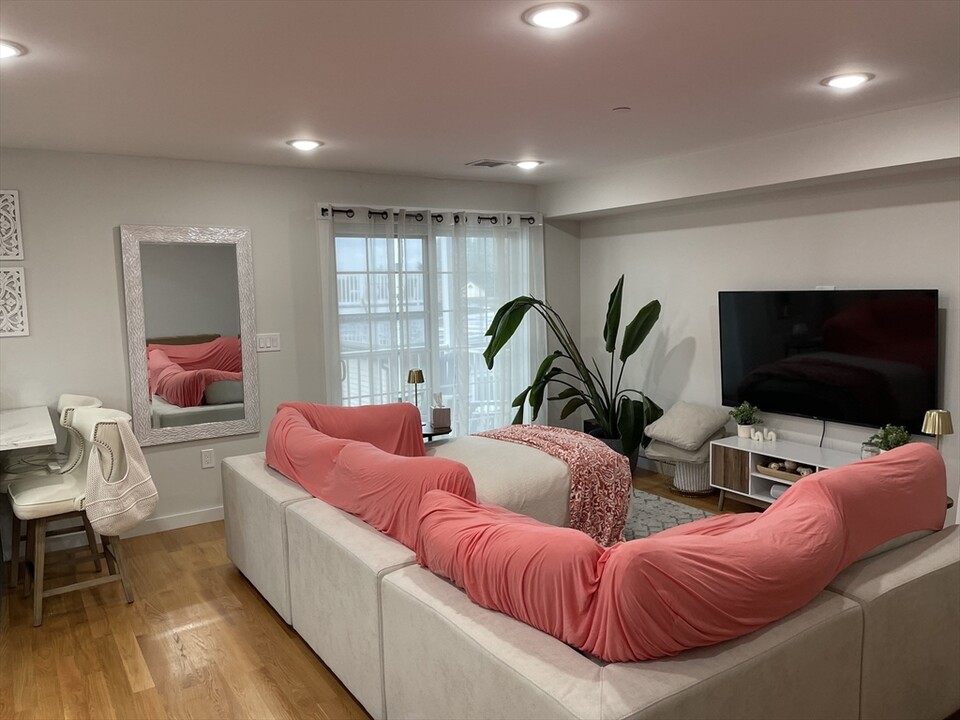 153 Bowen St, Unit 1 in Boston, MA - Building Photo