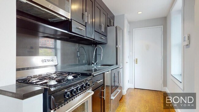 396 E 10th St in New York, NY - Building Photo - Building Photo
