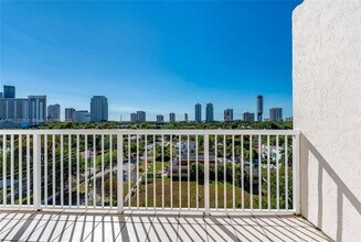 280 SW 20th Rd in Miami, FL - Foto de edificio - Building Photo