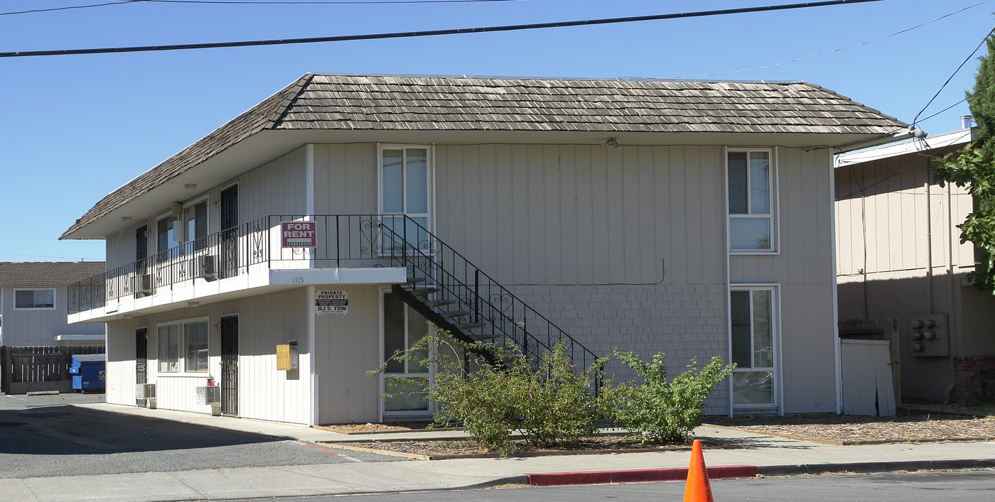 1115 W 4th St in Antioch, CA - Foto de edificio