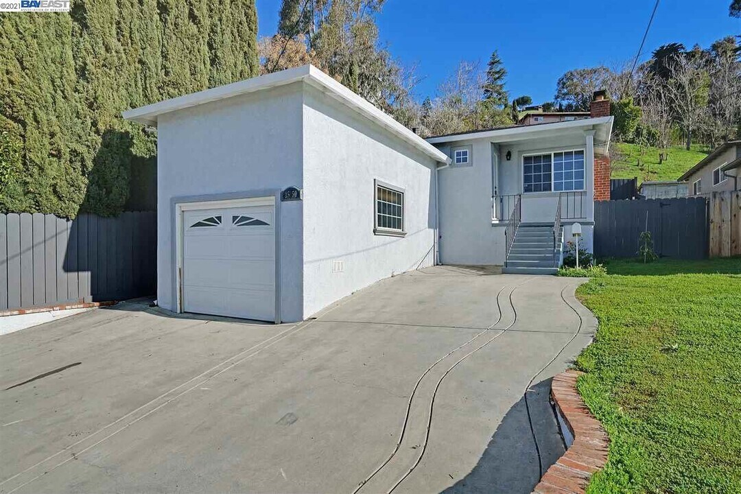 25350 Del Mar Ave in Hayward, CA - Building Photo