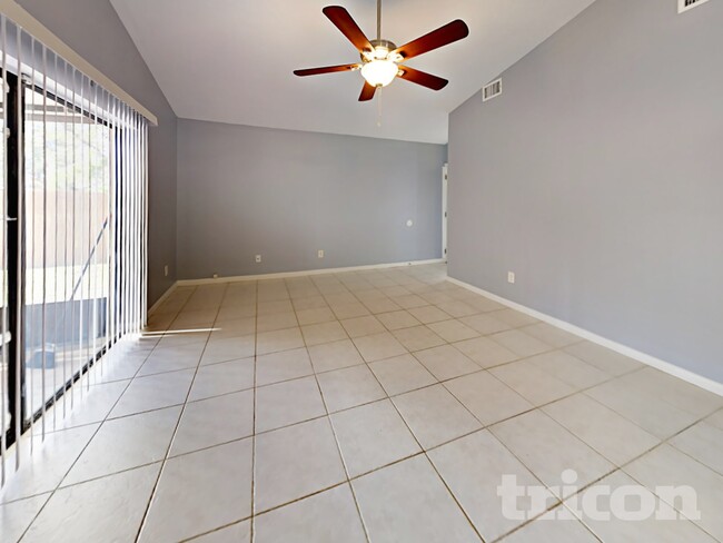 10516 Parkcrest Dr in Tampa, FL - Building Photo - Building Photo