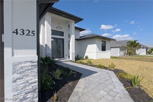 4325 NW 31st St in Cape Coral, FL - Building Photo