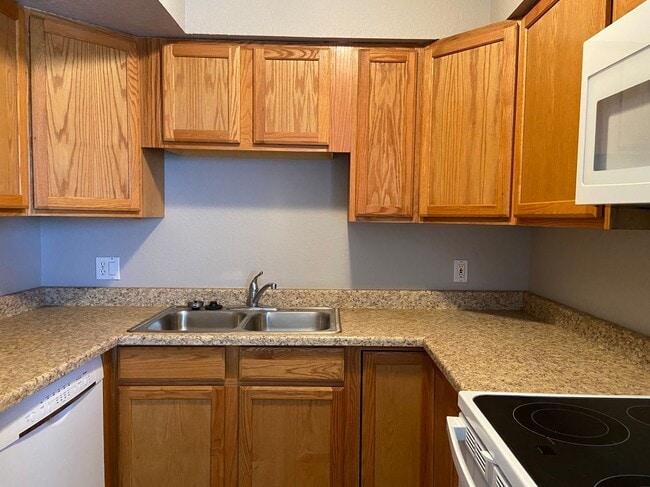 property at 2693 E Oakleaf Dr