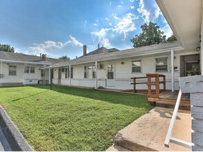 1009 E Walnut St in Springfield, MO - Foto de edificio - Building Photo