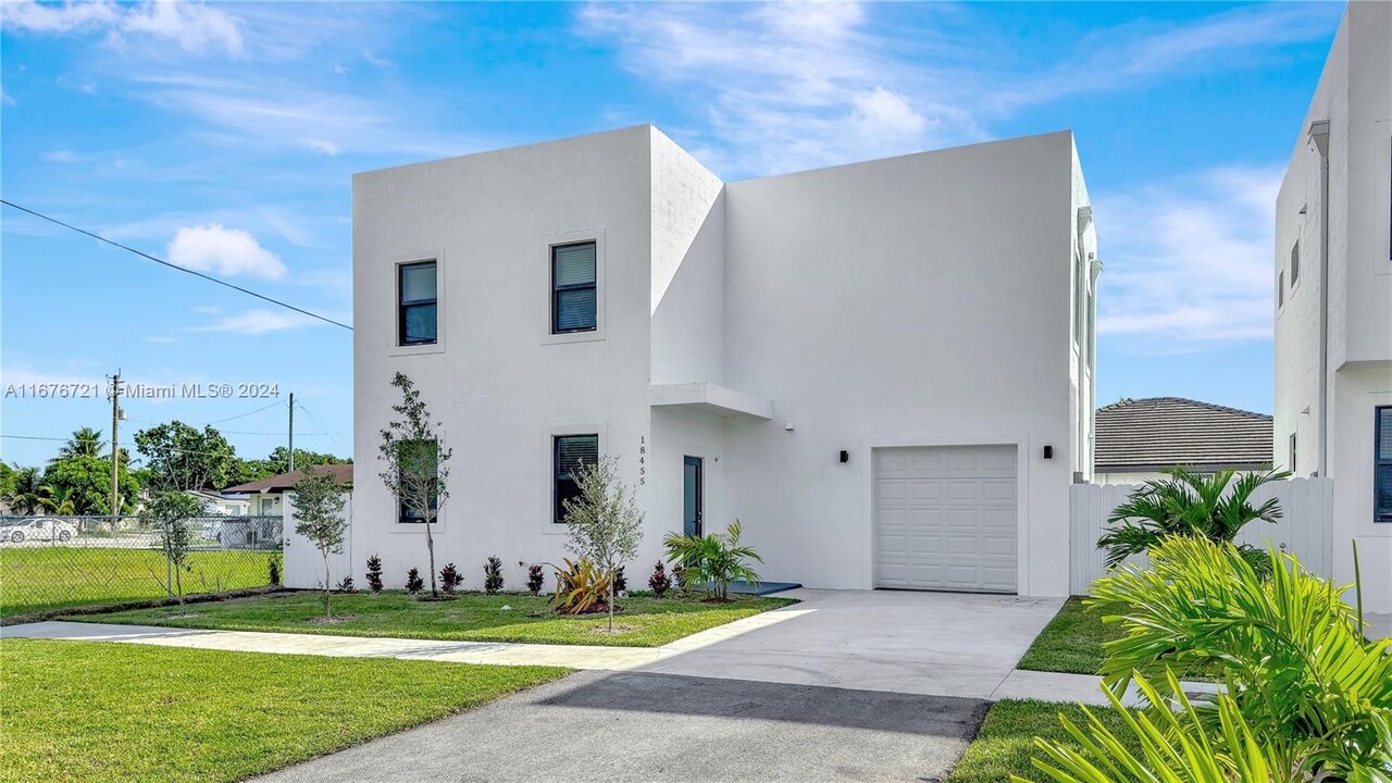 18455 SW 117th Ave in Miami, FL - Building Photo