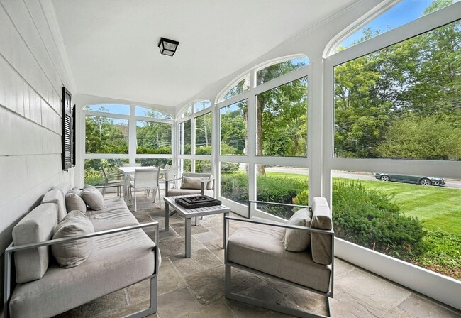 192 Fox Meadow Rd in Scarsdale, NY - Building Photo - Building Photo
