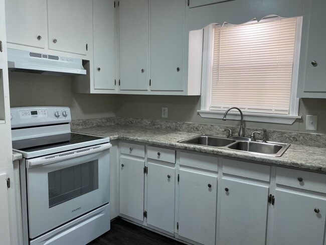 2135 Hayes St in Humboldt, TN - Foto de edificio - Building Photo