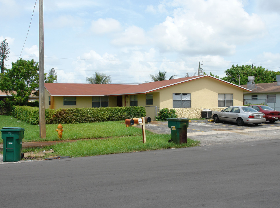 2001 NW 59th Way in Fort Lauderdale, FL - Foto de edificio